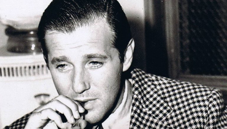 Bugsy Siegel con un puro